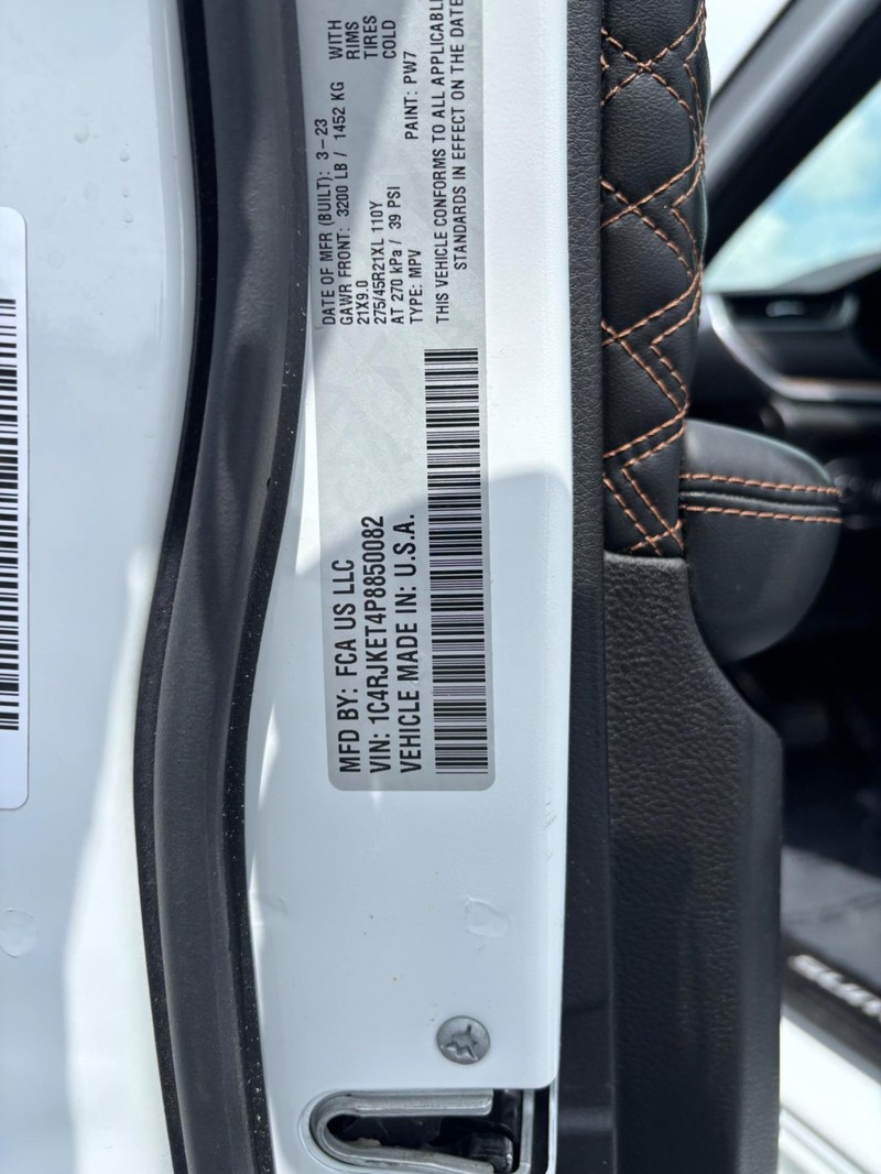 Jeep Grand Cherokee L Vehicle Image 18