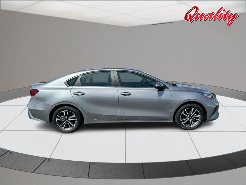 Kia Forte Vehicle Image 02