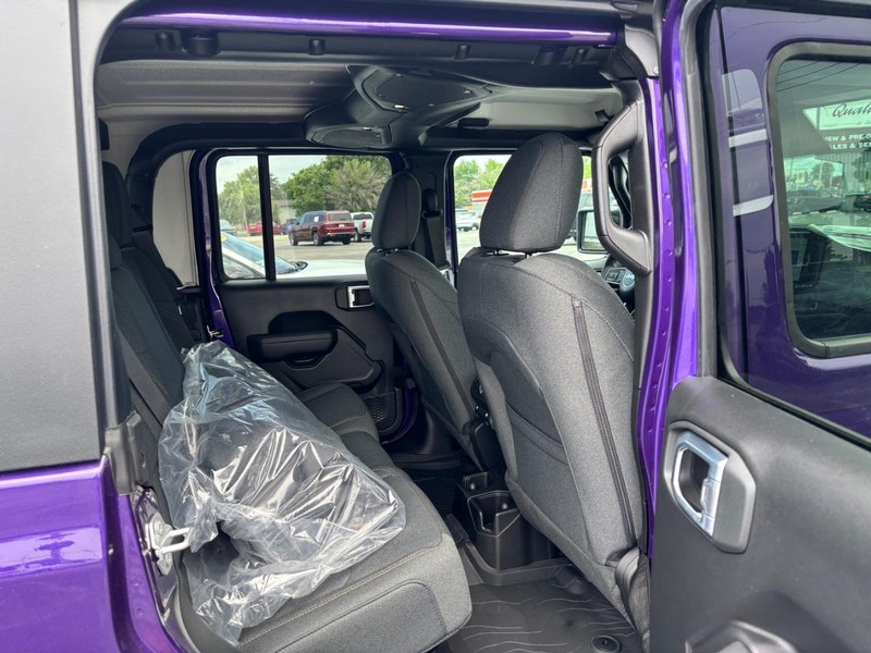 Jeep Gladiator Vehicle Image 04