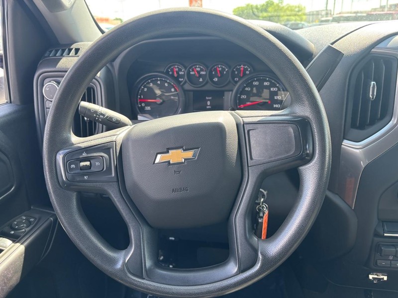 Chevrolet Silverado 2500HD Vehicle Image 14