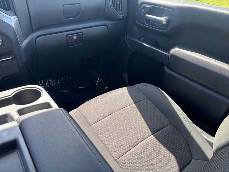 Chevrolet Silverado 2500HD Vehicle Image 16