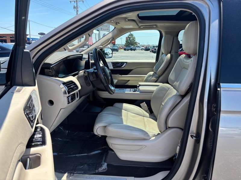 Lincoln Navigator Vehicle Image 08