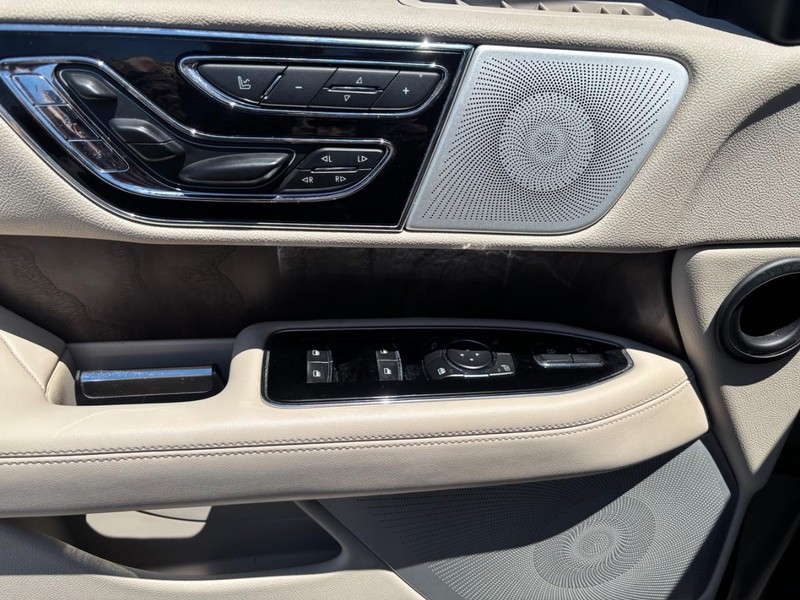 Lincoln Navigator Vehicle Image 09
