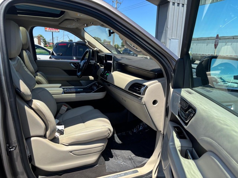 Lincoln Navigator Vehicle Image 11