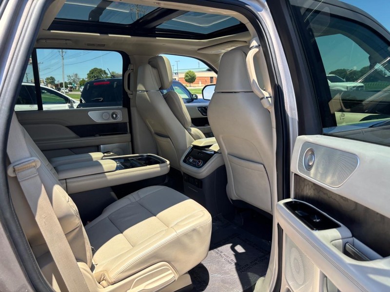 Lincoln Navigator Vehicle Image 12