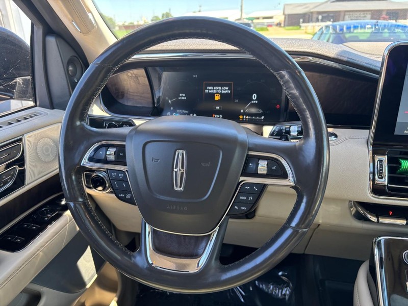 Lincoln Navigator Vehicle Image 14