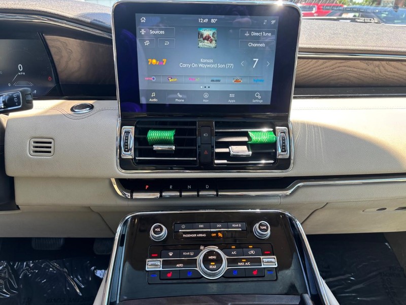 Lincoln Navigator Vehicle Image 15