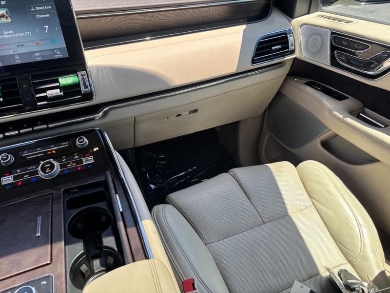 Lincoln Navigator Vehicle Image 16