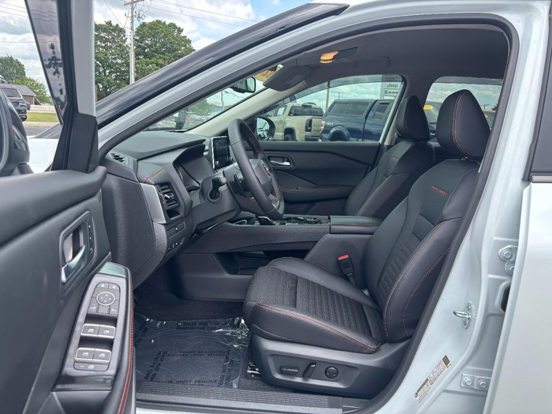 Nissan Rogue Vehicle Image 07