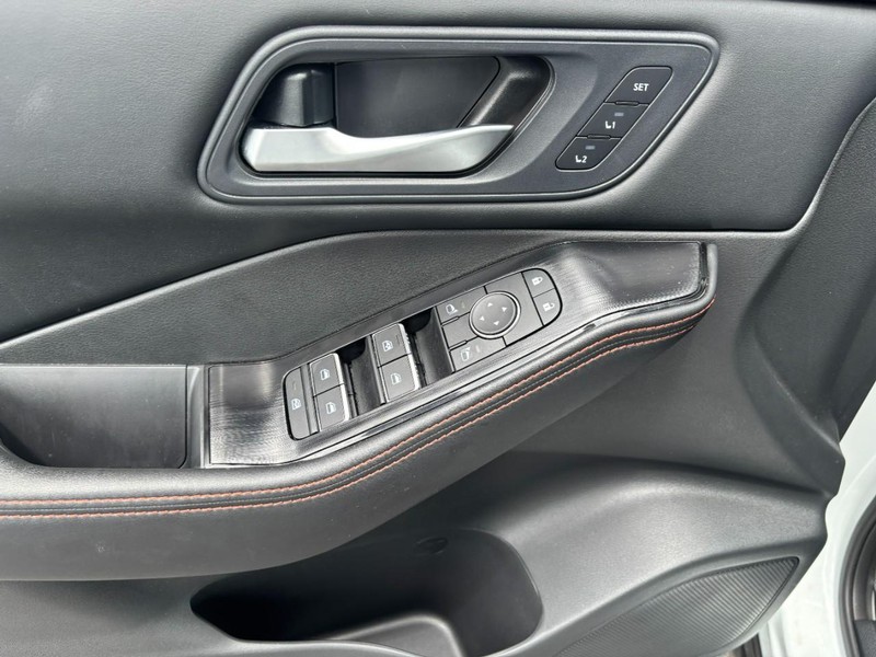 Nissan Rogue Vehicle Image 08