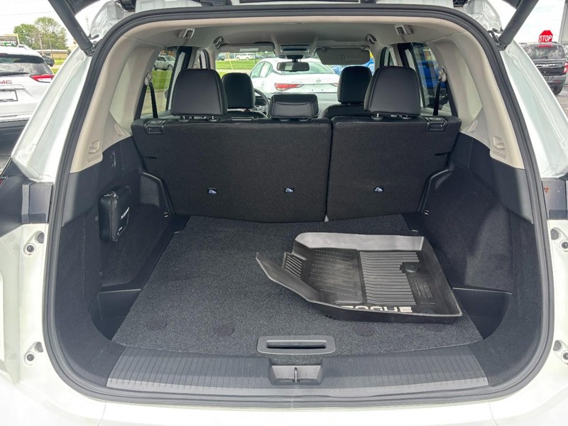 Nissan Rogue Vehicle Image 09