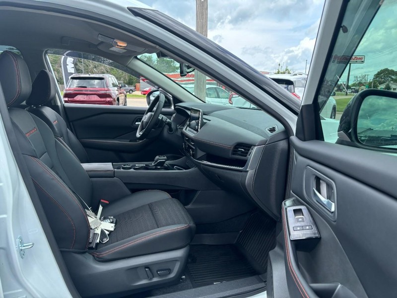 Nissan Rogue Vehicle Image 11