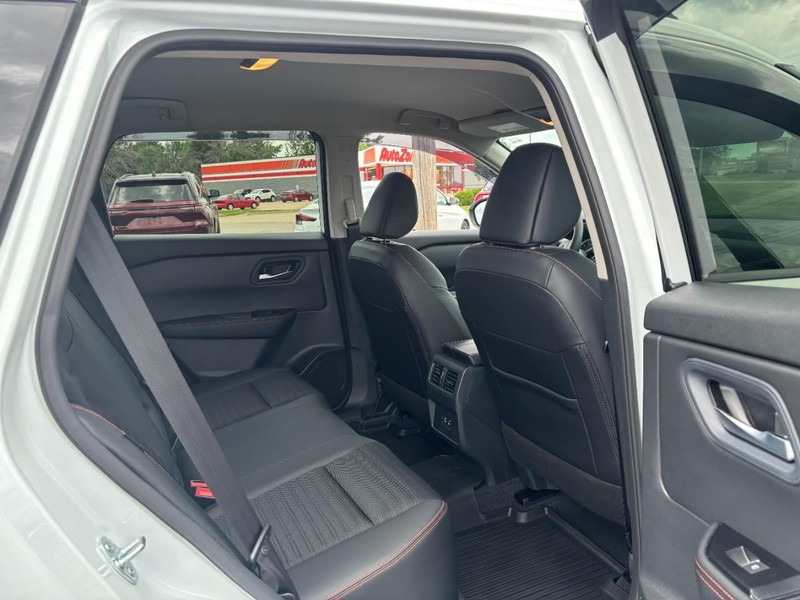 Nissan Rogue Vehicle Image 12