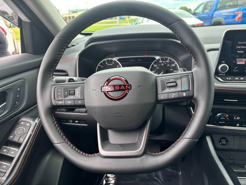 Nissan Rogue Vehicle Image 14
