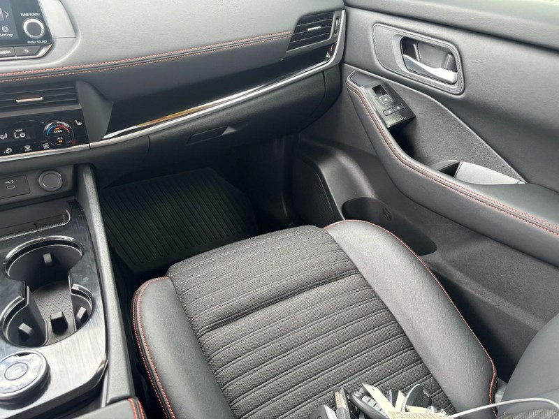 Nissan Rogue Vehicle Image 16