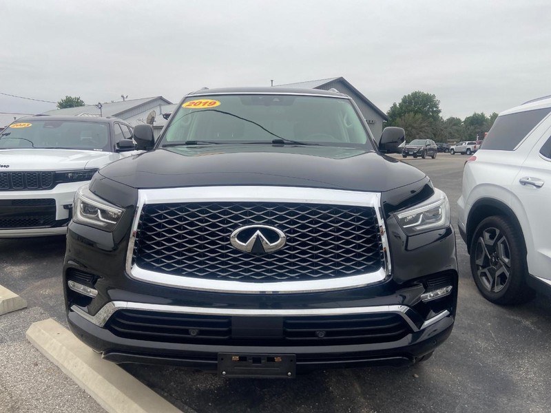 INFINITI QX80 Vehicle Image 02