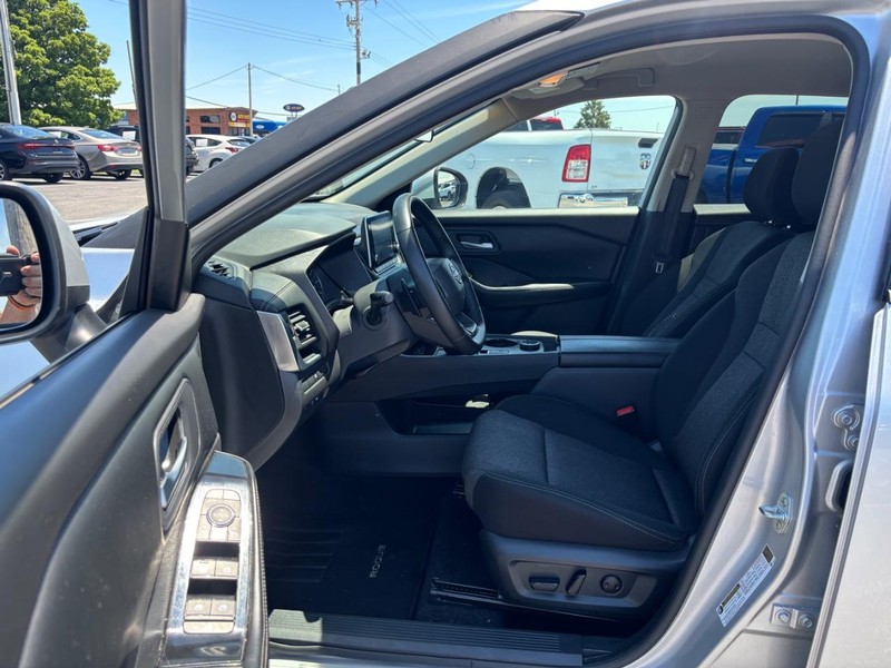 Nissan Rogue Vehicle Image 08