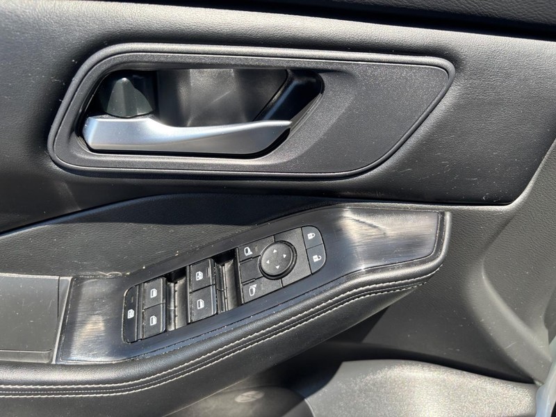 Nissan Rogue Vehicle Image 09