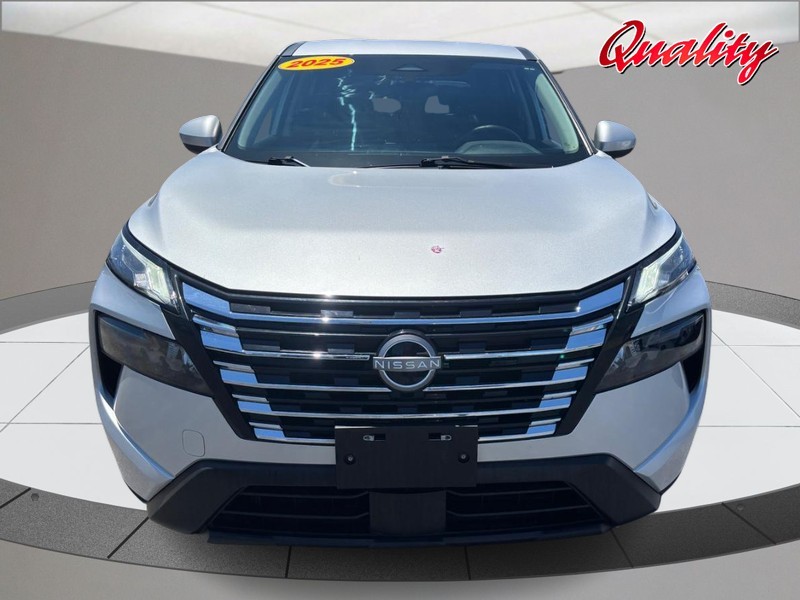 Nissan Rogue Vehicle Image 10