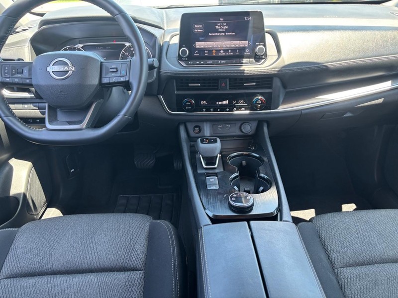 Nissan Rogue Vehicle Image 13