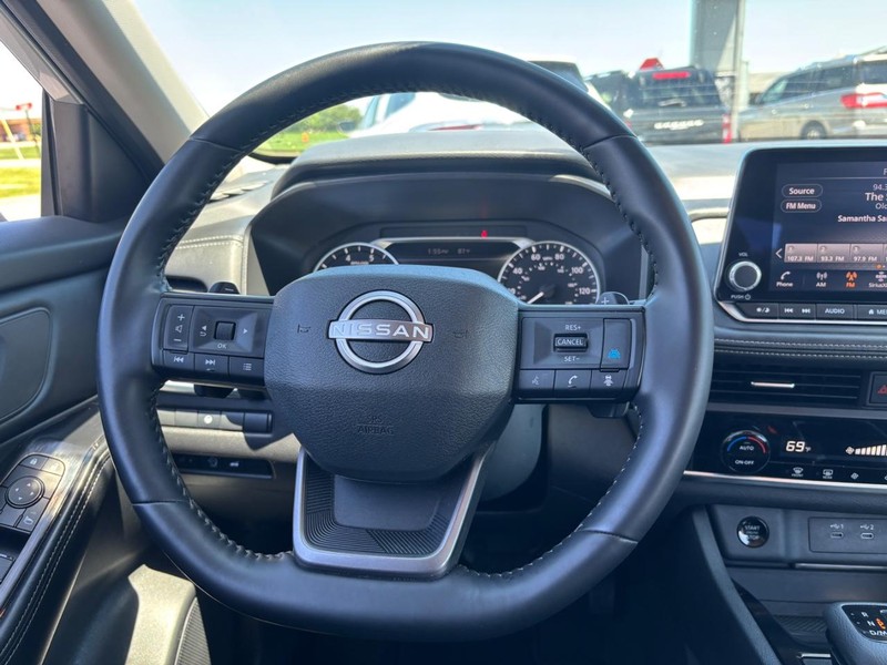 Nissan Rogue Vehicle Image 14