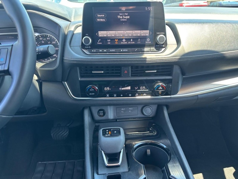 Nissan Rogue Vehicle Image 15