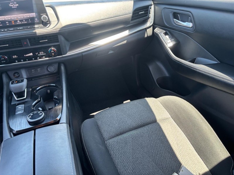Nissan Rogue Vehicle Image 16