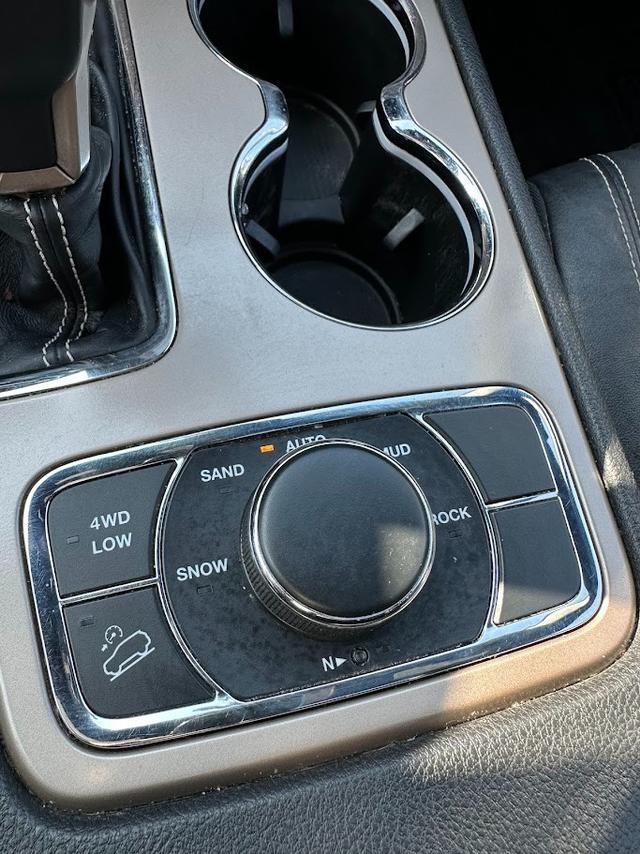 Jeep Grand Cherokee Vehicle Image 16