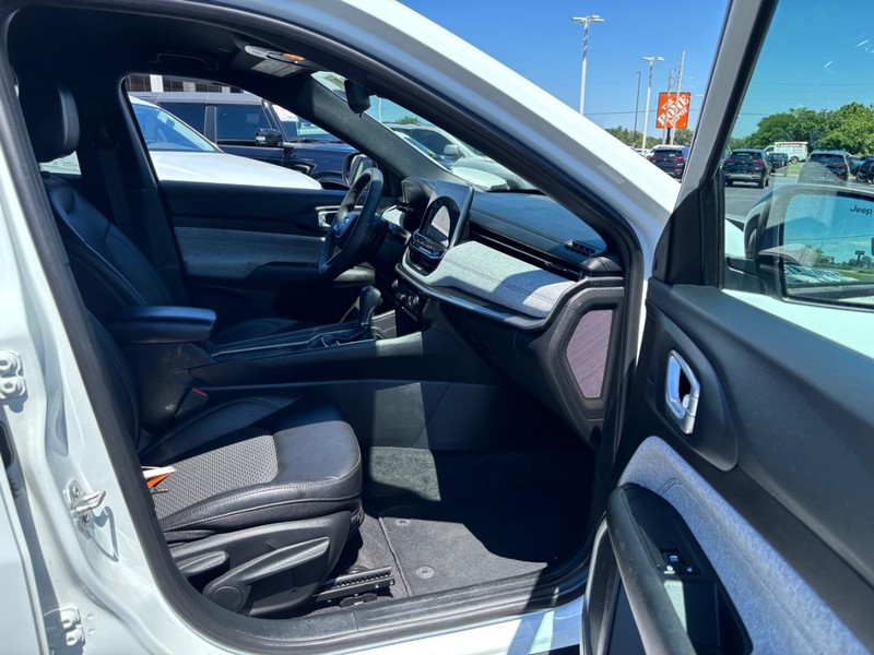 Jeep Compass Vehicle Image 11