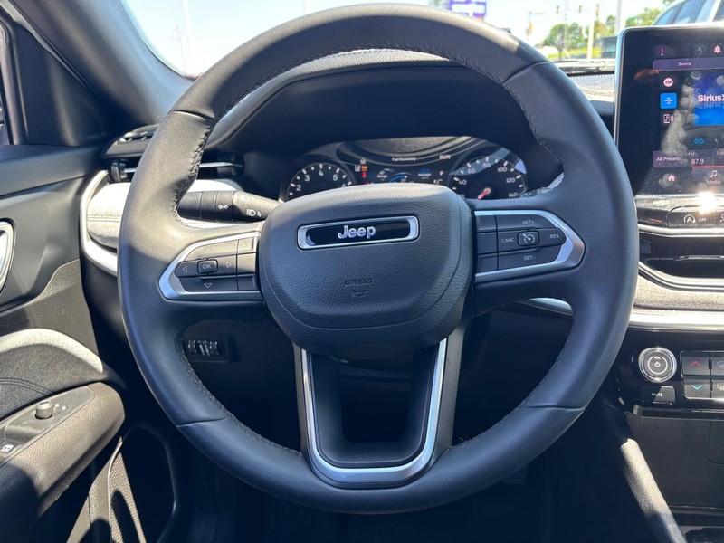 Jeep Compass Vehicle Image 14