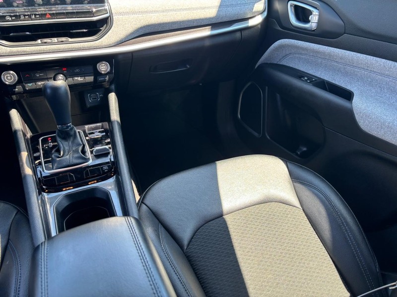 Jeep Compass Vehicle Image 16