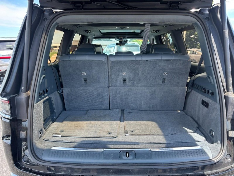 Jeep Grand Wagoneer Vehicle Image 06