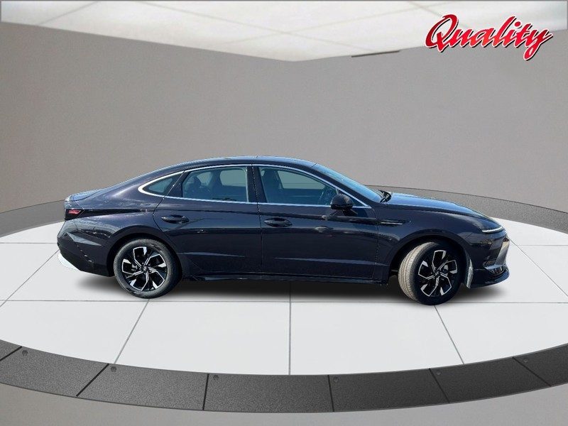 Hyundai Sonata Vehicle Image 02