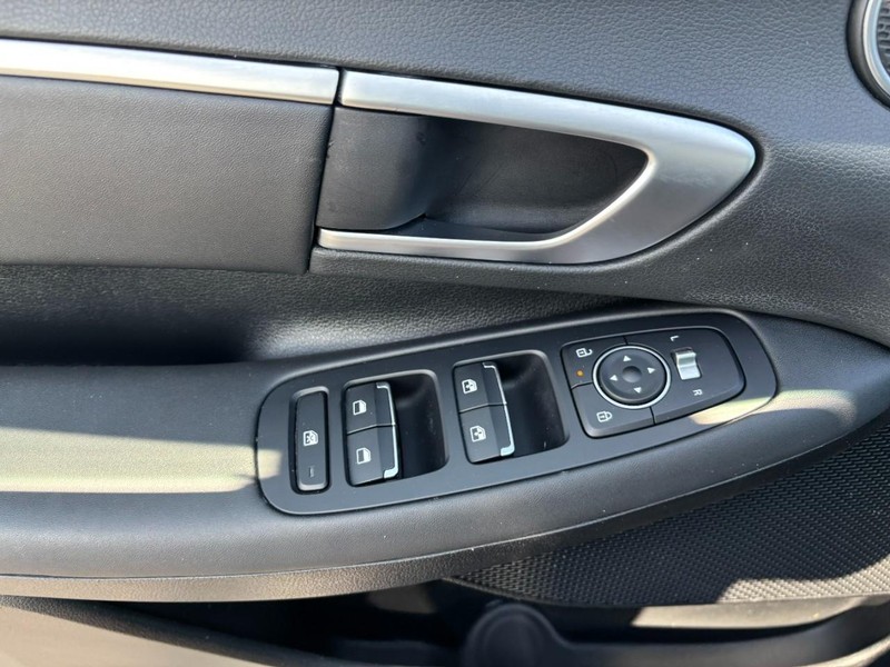 Hyundai Sonata Vehicle Image 09