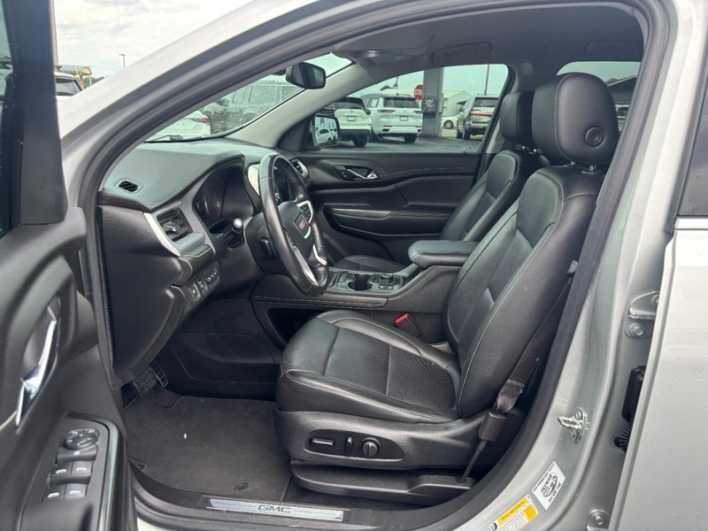 GMC Acadia Vehicle Image 08