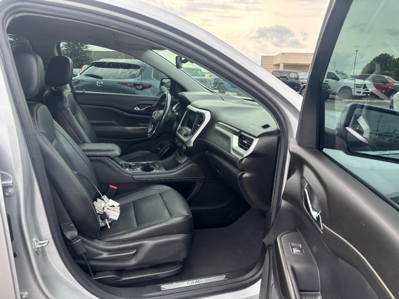 GMC Acadia Vehicle Image 11