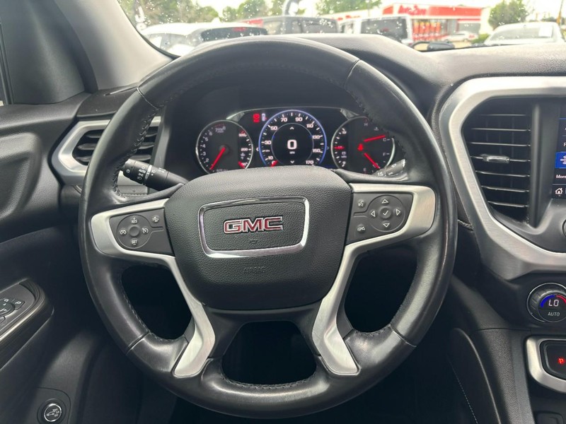 GMC Acadia Vehicle Image 14