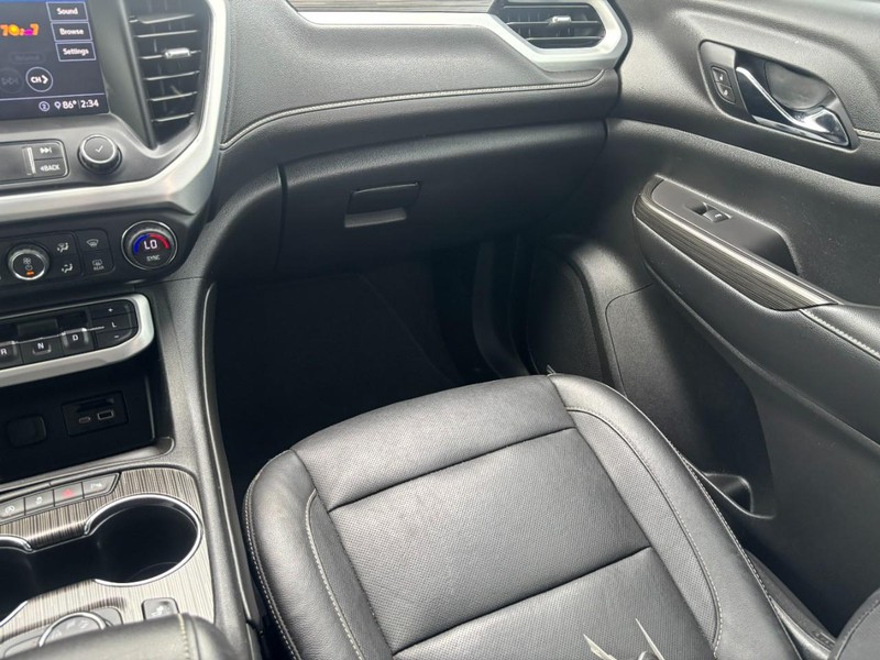 GMC Acadia Vehicle Image 16