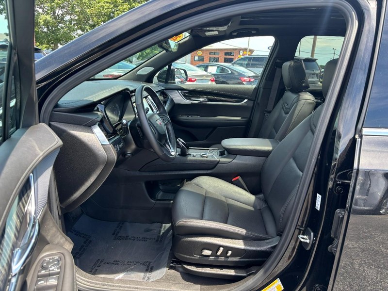 Cadillac XT6 Vehicle Full-screen Gallery Image 08