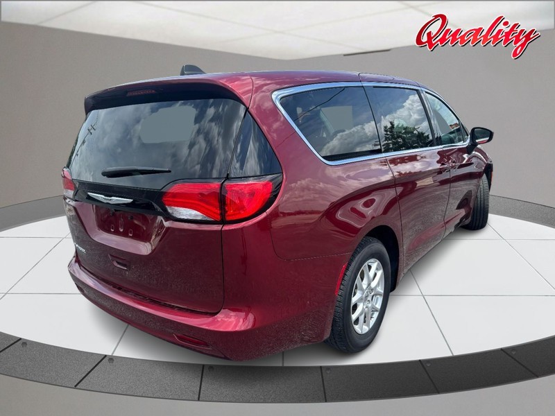 Chrysler Voyager Vehicle Image 03