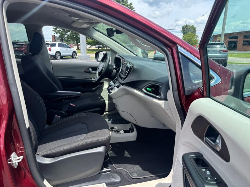Chrysler Voyager Vehicle Image 10