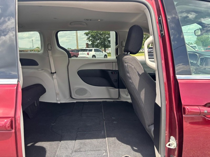 Chrysler Voyager Vehicle Image 11
