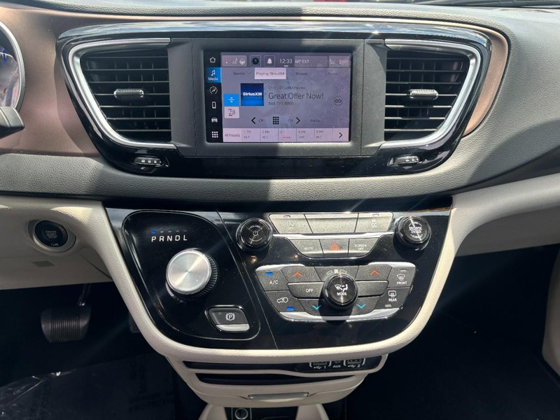 Chrysler Voyager Vehicle Image 14