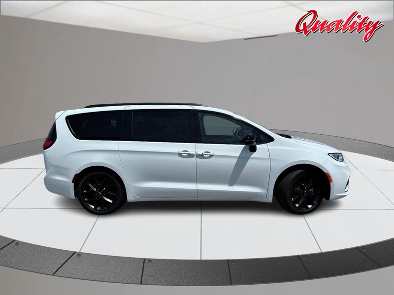 Chrysler Pacifica Vehicle Image 02