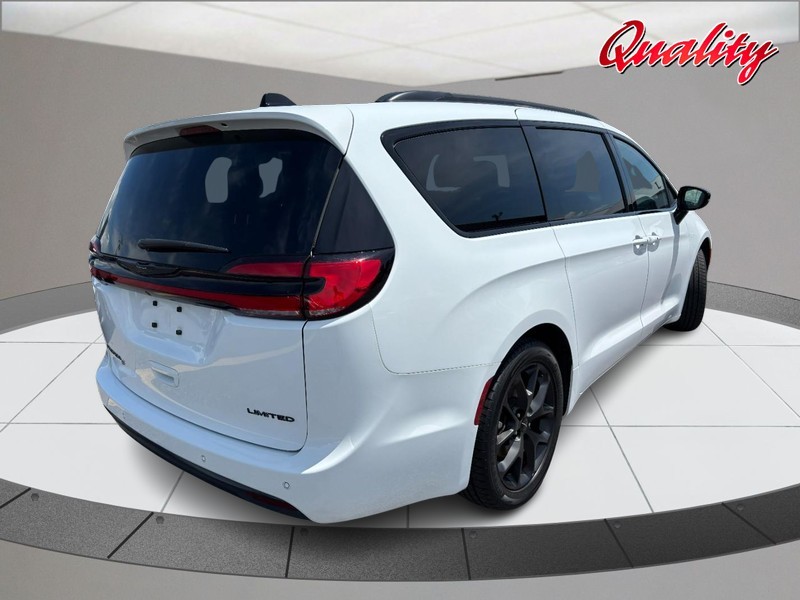 Chrysler Pacifica Vehicle Image 03
