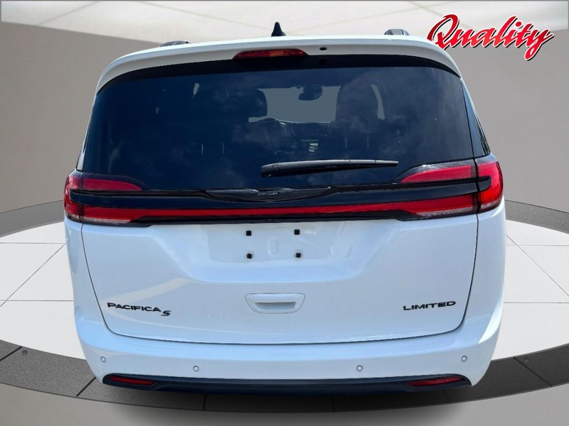Chrysler Pacifica Vehicle Image 04