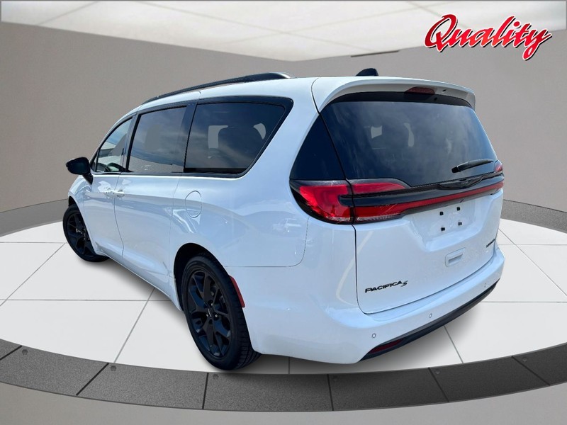 Chrysler Pacifica Vehicle Image 05