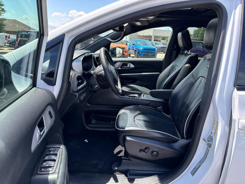 Chrysler Pacifica Vehicle Image 08