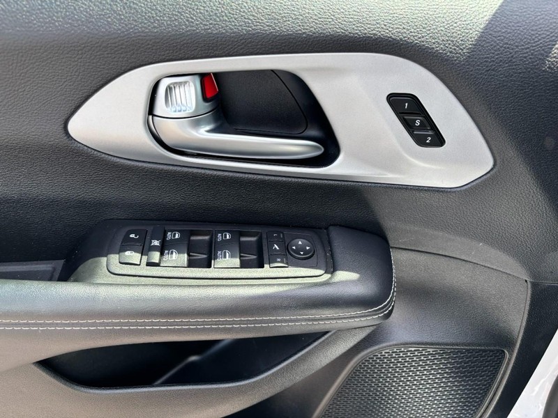 Chrysler Pacifica Vehicle Image 09