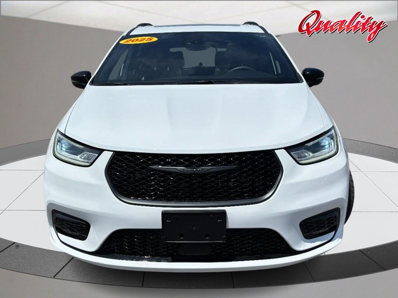 Chrysler Pacifica Vehicle Image 10